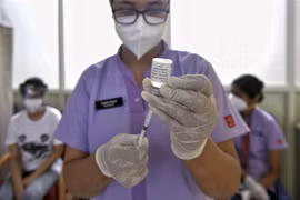 Nhân viên y tế chuẩn bị tiêm vaccine Covaxin phòng COVID-19 cho người dân tại Bangalore, Ấn Độ, ngày 18/6/2021. (Nguồn: AFP/TTXVN) 