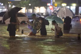 Ngập lụt do mưa lớn trên tuyến đường ở phía Nam Seoul, Hàn Quốc ngày 8/8/2022. (Ảnh: YONHAP/TTXVN) 