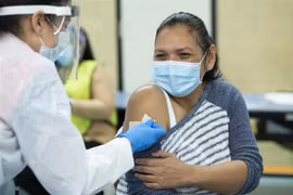 Nhân viên y tế tiêm vaccine ngừa COVID-19 cho người dân tại New York, Mỹ, ngày 10/1/2021. (Nguồn: AFP/TTXVN) 