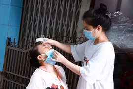 Người dân phường 4, quận 4 tự lấy mẫu xét nghiệm tại nhà. (Ảnh: Đinh Hằng/TTXVN) 
