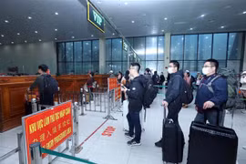 Cán bộ Trạm kiểm soát Biên phòng Cửa khẩu Quốc tế Hữu Nghị làm thủ tục xuất cảnh cho người dân. (Ảnh: Anh Tuấn/TTXVN)