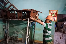 Người dân tại phường Hòa Khánh Nam, quận Liên Chiểu, thành phố Đà Nẵng, chủ động kê cao tài sản phòng ngập nước do mưa lớn. (Ảnh: Quốc Dũng/TTXVN)