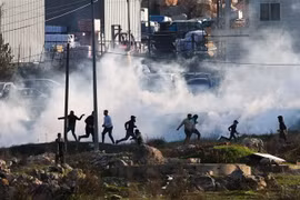 Lực lượng an ninh Israel bắn hơi cay về phía người biểu tình Palestine trong cuộc đụng độ tại thành phố Ramallah, khu Bờ Tây, ngày 26/1/2023. (Ảnh: AFP/TTXVN)