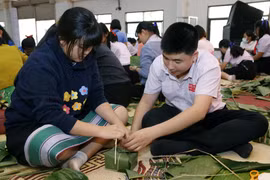 [Photo] Trường song ngữ Lào-Việt Nam Nguyễn Du gói bánh chưng đón Tết