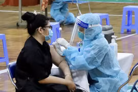 Nhân viên y tế tiêm vaccine cho người dân tại Nhà thi đấu Lãnh Binh Thăng (Quận 11, Thành phố Hồ Chí Minh). (Ảnh: Hồng Giang/TTXVN) 