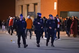 Cảnh sát Bỉ tuần tra tại Brussels, sau vụ nổ súng tối 16/10/2023. (Ảnh: AFP/TTXVN)