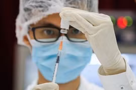 [Video] Tiêm vaccine được tặng nhà: Kẻ ăn không hết người lần chẳng ra