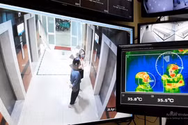 Màn hình camera hiển thị nhiệt độ của người đang ở gần máy đo thân nhiệt tự động từ xa. (Nguồn: qtsc.com.vn) 