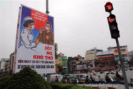Tranh cổ động về phòng chống COVID-19 được đặt ở các điểm nút giao thông của Hà Nội. (Ảnh: Thanh Tùng/TTXVN) 