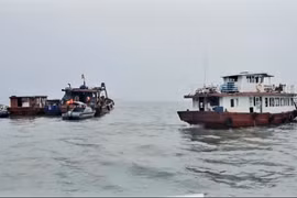 Các lực lượng, phương tiện tham gia tìm kiếm nạn nhân mất tích. (Ảnh: TTXVN phát)