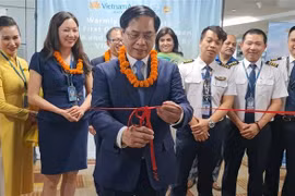 Bộ trưởng Ngoại giao Bùi Thanh Sơn cắt băng khánh thành đường bay thẳng của Vietnam Airlines chặng Hà Nội-New Delhi. (Ảnh: Huy Lê/TTXVN) 