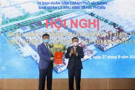 Đại diện Ban Quản lý Khu kinh tế Hải Phòng (phải) trao chứng nhận đầu tư cho Tập đoàn HATECO. (Ảnh: Hoàng Ngọc/TTXVN) 