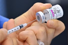 Nhân viên y tế chuẩn bị tiêm vaccine ngừa COVID-19 của AstraZeneca cho người dân tại Seoul, Hàn Quốc ngày 26/2/2021. (Nguồn: Yonhap/TTXVN) 