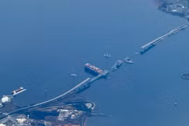 Hiện trường vụ sập cầu Francis Scott Key ở thành phố Baltimore, bang Maryland (Mỹ), sau khi bị tàu chở hàng đâm trúng, ngày 31/3/2024. (Ảnh: AFP/TTXVN)