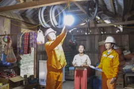 Công nhân Điện lực Điện Biên Đông lắp điện cho người dân ở ở bản Tồng Sớ, xã Pú Hồng, huyện Điện Biên Đông. (Ảnh: TTXVN phát)