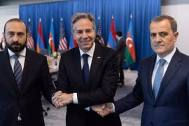 Ngoại trưởng Mỹ Antony Blinken (giữa) với Ngoại trưởng Armenia Ararat Mirzoyan (trái) và Ngoại trưởng Azerbaijan Jeyhun Bayramov. (Nguồn: Twitter)