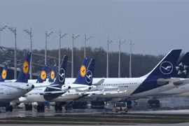 Máy bay của hãng hàng không Lufthansa tại sân bay Franz-Josef-Strauss ở Munich, Đức ngày 8/4/2021. (Ảnh: AFP/TTXVN) 