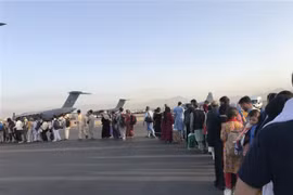 Người dân xếp hàng lên máy bay quân sự của Đức ở sân bay quốc tế Kabul (Afghanistan), để rời khỏi quốc gia Tây Nam Á, ngày 25/8/2021. (Ảnh: THX/TTXVN) 