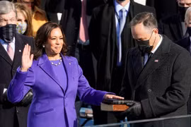 Phó Tổng thống đắc cử Mỹ Kamala Harris (trái, phía trước) tuyên thệ nhậm chức trước thẩm phán Tòa án Tối cao Sonia Sotomayor, tại Đồi Capitol ở Washington DC., ngày 20/1/2021. (Nguồn: AFP/TTXVN) 