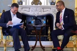 Ngoại trưởng Anh James Cleverly và Phó Chủ tịch Ủy ban châu Âu Maros Sefcovic tại cuộc gặp ở London. (Ảnh: Images Getty/TTXVN)
