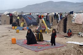 Người dân tại một trại tị nạn ở tỉnh Herat, Afghanistan ngày 20/2/2022. (Ảnh: AFP/TTXVN) 