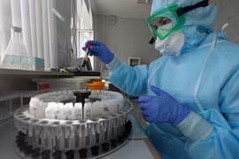 Nhân viên y tế xét nghiệm máu nhằm phát hiện virus gây bệnh COVID-19 tại bệnh viện ở Tatarstan, Nga ngày 8/5/2020. (Nguồn: TASS/TTXVN) 