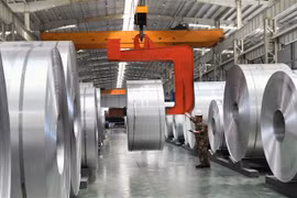 Công nhân vận hành các cuộn nhôm tại nhà máy ở Châu Bình, tỉnh Sơn Đông, Trung Quốc. (Ảnh: AFP/TTXVN)