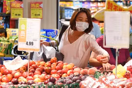 Người dân đeo khẩu trang phòng lây nhiễm COVID-19 khi mua hàng tại siêu thị ở Bắc Kinh, Trung Quốc, ngày 14/6/2020. (Nguồn: THX/TTXVN) 