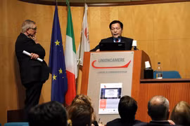 Tham tán Thương mại Nguyễn Đức Thanh phát biểu tại một hội thảo ở Italy về cơ hội đầu tư kinh doanh sang Việt Nam năm 2019. (Ảnh: Ngự Bình/TTXVN)