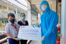 Học sinh có hoàn cảnh khó khăn nhận học bổng bảo trợ học tập. (Nguồn: hcmcpv.org.vn) 