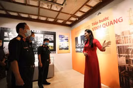 Đại biểu tham quan triển lãm trong sáng khai mạc. (Ảnh: Thanh Tùng/TTXVN) 