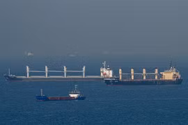 Tàu Rubymar (phải) chở ngũ cốc Ukraine đi vào eo biển Bosphorus, ngoài khơi bờ biển Kumkoy, phía Bắc Istanbul, trên Biển Đen, ngày 2/11/2022. (Ảnh: AFP/TTXVN)