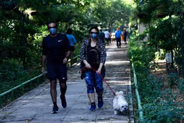 Người dân đeo khẩu trang phòng lây nhiễm COVID-19 tại New Delhi, Ấn Độ, ngày 21/5/2020. (Nguồn: THX/TTXVN) 