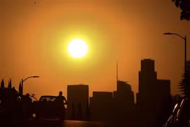 Mặt Trời vẫn gay gắt lúc hoàng hôn tại California, Mỹ. (Ảnh: AFP/TTXVN)