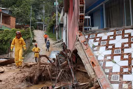Ngôi nhà bị phá hủy lo lũ lụt và lở đất tại Sao Sebastiao, Sao Paulo, Brazil, ngày 22/2/2023. (Ảnh: THX/TTXVN)