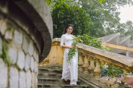 Thiếu nữ Hà thành trong trang phục áo dài. (Ảnh: Thế Đại/Vietnam+) 