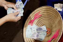 Các đối tượng cùng tang vật bị bắt quả tang. (Ảnh: TTXVN phát)