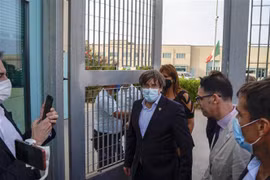Cựu thủ hiến vùng Catalonia ông Carles Puigdemont (giữa) được trả tự do tại Sassari, đảo Sardinia, Italy, ngày 24/9/2021. (Ảnh: AFP/TTXVN) 