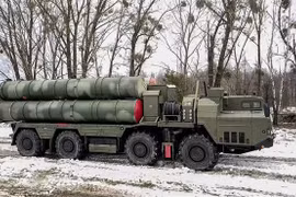Hệ thống phòng không S-400 tham gia cuộc tập trận ở Brest, Belarus, ngày 9/2/2022. (Ảnh: AFP/TTXVN)