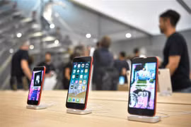 Điện thoại iPhone của Apple được bày bán tại một cửa hàng ở Milan, Italy. (Ảnh: AFP/TTXVN) 