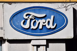 Biểu tượng Ford tại nhà máy của hãng sản xuất ôtô này ở Blanquefort, Pháp. (Ảnh: AFP/TTXVN) 