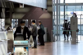 Hành khách chờ làm thủ tục tại sân bay quốc tế Incheon, phía tây thủ đô Seoul, Hàn Quốc, ngày 8/10/2020. (Nguồn: Yonhap/TTXVN) 