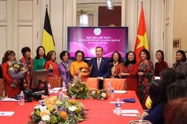 Đại sứ Việt Nam tại Vương quốc Bỉ Nguyễn Văn Thảo và Ban chấp hành Hội Phụ nữ Việt Nam tại Vương quốc Bỉ, nhiệm kỳ 2024-2027. (Ảnh: Hương Giang/TTXVN)