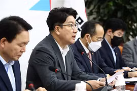 Ông Kweon Seong-dong (thứ 2, trái), lãnh đạo lâm thời đảng Quyền lực Quốc dân (PPP), phát biểu tại phiên họp của PPP ở Seoul, ngày 24/8/2022. (Ảnh: YONHAP/TTXVN) 