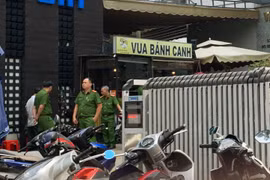 ​Việc khám xét diễn ra tại tầng 7 và 8 của tòa nhà số 238 Nguyễn Oanh. Khu vực xung quanh bị phong tỏa. (Ảnh: Thành Chung/Vietnam+)