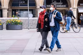 Người dân đeo khẩu trang phòng dịch COVID-19 khi di chuyển trên phố ở Munich, Đức ngày 27/4/2020. (Nguồn: THX/TTXVN) 