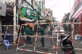 Tại khu vực lối ra vào hai hẻm 168 đường Nguyễn Cư Trinh và 245 đường Nguyễn Trãi (khu vực Mả Lạng), Quận 1, cơ quan chức năng phong tỏa nghiêm ngặt. Đây là nơi cư trú của bệnh nhân 2005. (Ảnh: Hồng Giang/TTXVN) 