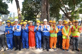 Các đại biểu ra quân thi công đầu năm Giáp Thìn 2024 dự án metro số 2. (Ảnh: Quang Châu/TTXVN)