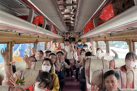 Chuyến xe nghĩa tình khởi hành đưa công nhân về quê đón Tết. (Ảnh: TTXVN phát)