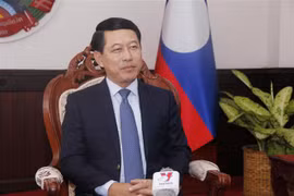 Phó Thủ tướng, Bộ trưởng Ngoại giao Lào Saleumxay Kommasith trả lời phóng viên TTXVN tại Lào. (Ảnh: Đỗ Bá Thành/TTXVN)